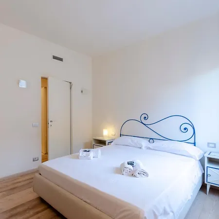 Joivy Spacious Family Retreat - Two With Balcony Apartment