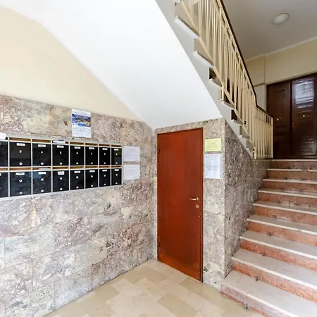 Apartment Joivy Spacious Family Retreat - Two With Balcony